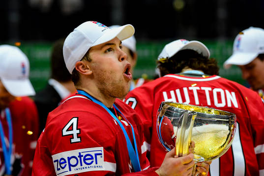 Kanadas Taylor Hall   jublar med pokalen