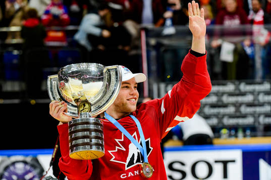 Kanadas Taylor Hall   jublar med pokalen