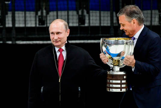 Rysslands president Vladimir Putin med pokalen