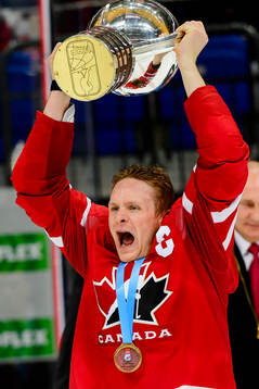 Kanadas Corey Perry   jublar med pokalen