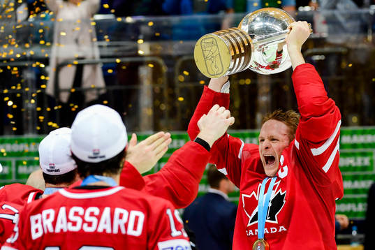 Kanadas Corey Perry   jublar med pokalen