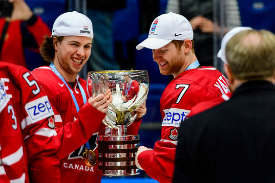 Kanadas Ben Hutton och Michael Matheson jublar