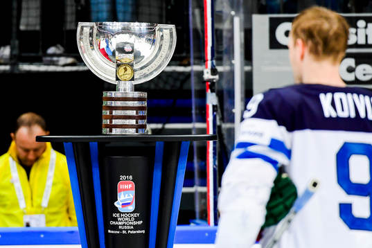 Finlands Mikko Koivu åker förbi pokalen