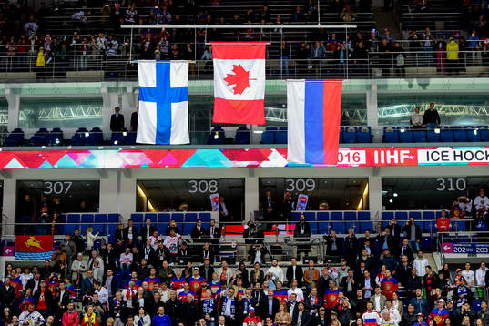 Kanadas , Finlands och Rysslands flagga i taket
