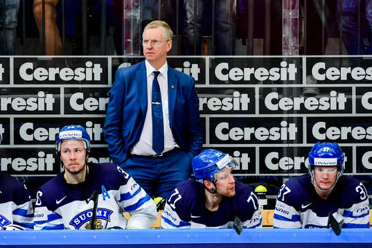 Finlands förbundskapten Kari Jalonen  deppar