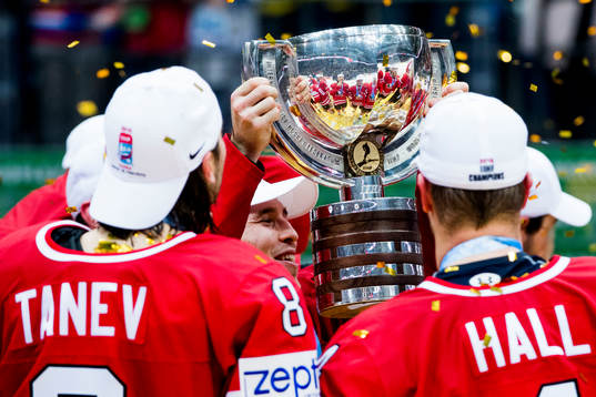 Kanadas Brendan Gallagher lyfter pokalen