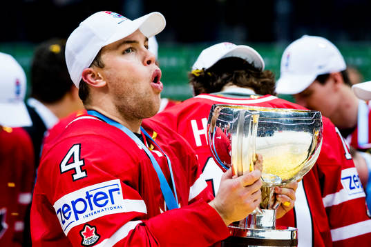 Kanadas Taylor Hall med pokalen