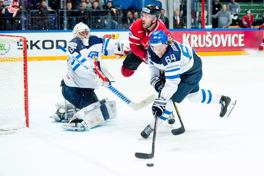 Finlands Mikael Granlund rensar framför målvakt Mikko