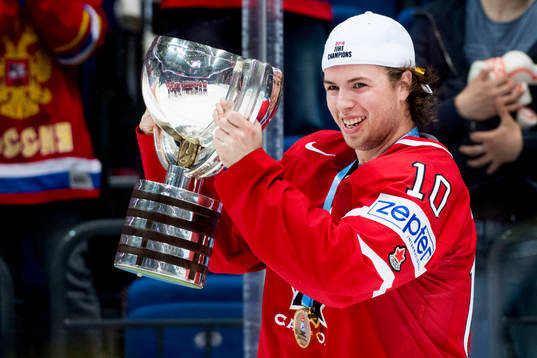 Kanadas Ben Hutton med pokalen
