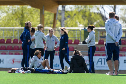 Kvarnsvedens spelare och ledare njuter i solen innan