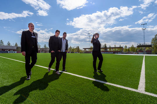 Domarna inspekterar spelplanen innan fotbollsmatchen i