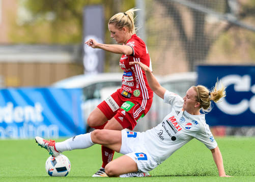 Kvarnsvedens Julia Roddar tackar Piteås Ronja Aronsson
