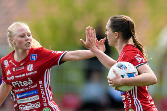 Piteås Felicia Karlsson (h) jublar