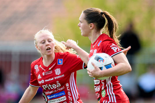 Piteås Felicia Karlsson (h) jublar