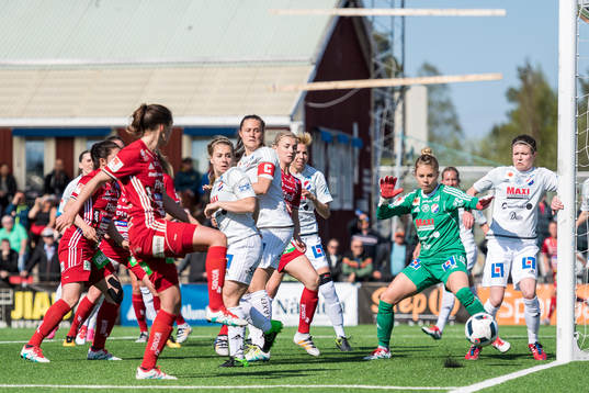 Piteås Felicia Karlsson får en målchans