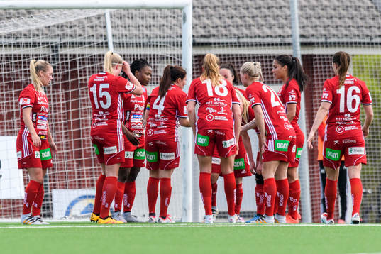 Piteås Josefin Johansson samlar sina lagkamrater