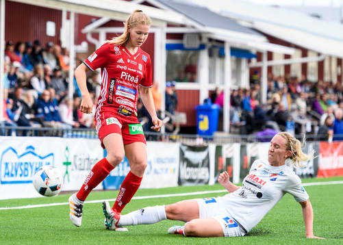 Kvarnsvedens Julia Roddar tacklar bort bollen för Piteås