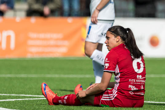 Piteås Tempest-Marie Norlin sitter på gräset