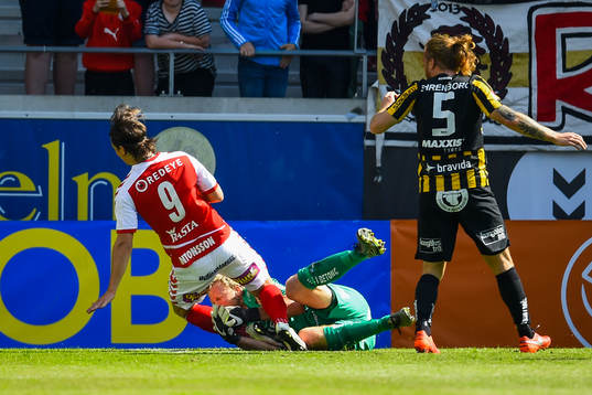 Kalmars Marcus Antonsson i en kamp mot Häckens målvakt
