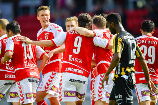 Kalmars spelare jublar
