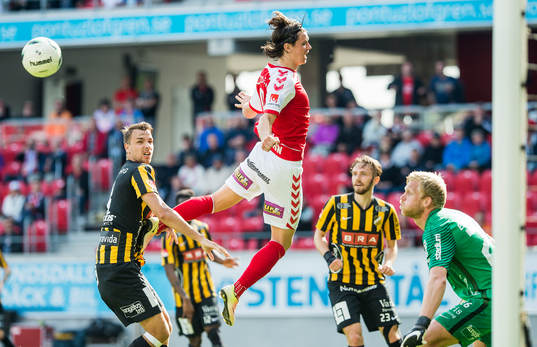 Kalmars Marcus Antonsson och Häckens målvakt Peter