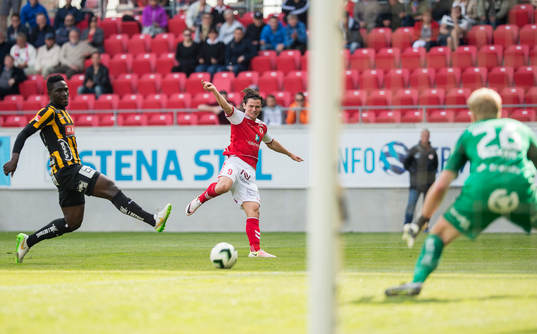 Kalmars Marcus Antonsson och Häckens Baba Mensha samt