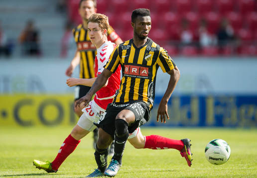 Kalmars Carl Johansson och Häckens Mohammed Abubakari