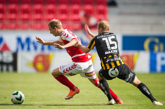 Kalmars Jonathan Ring och Häckens Kari Arkivuo