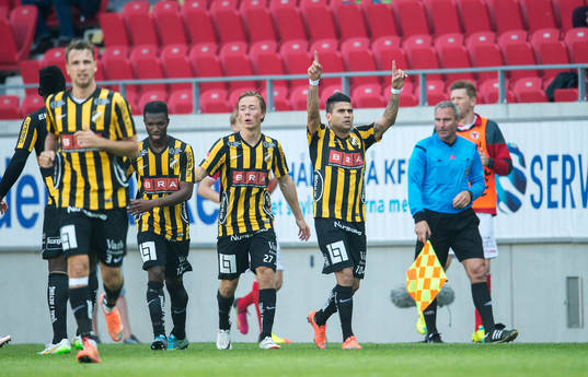 Häckens Paulo de Oliveira jublar