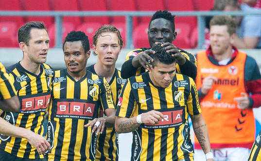 Häckens Paulo de Oliveira kramas om av lagkamrater