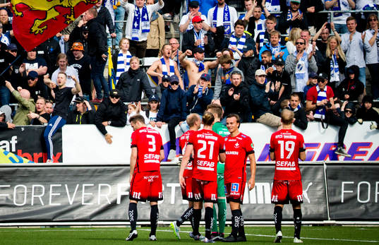 Norrköpings Henrik Castegren framför fansen