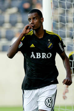 s Alexander Isak jublar med Ahmed Yasin