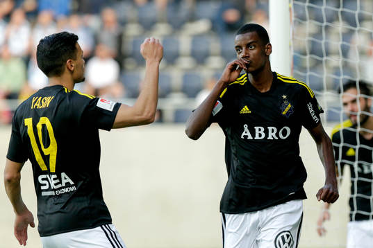 s Alexander Isak jublar med Ahmed Yasin