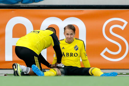 s målvakt Patrik Carlgren får behandling