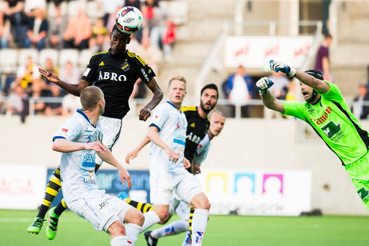 s Alexander Isak nickar in 0-1 för AIK bakom Gefles