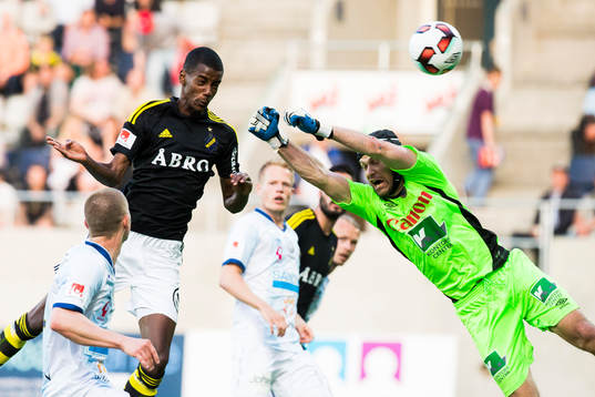 s Alexander Isak nickar in 0-1 för AIK bakom Gefles
