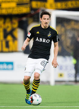 s Stefan Ishizaki med bollen