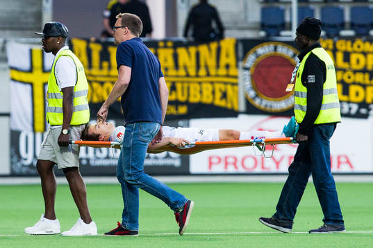 Gefles Simon Skrabb lämnar planen på bår