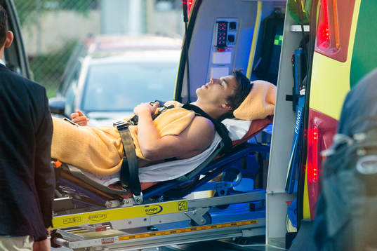 Gefles Simon Skrabb rullas in i en ambulans