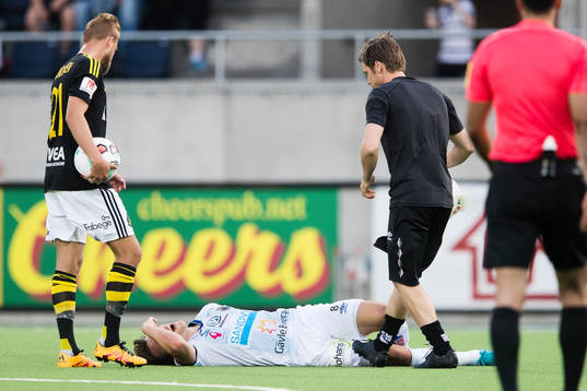 s Daniel Sundgren ser hur Gefles Simon Skrabb har ont