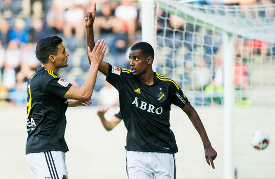 s Ahmed Yasin gratulerar Alexander Isak till 0-1