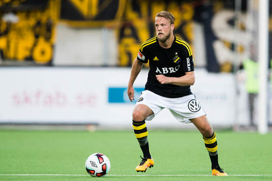 s Daniel Sundgren med bollen