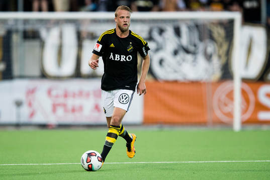 s Daniel Sundgren med bollen