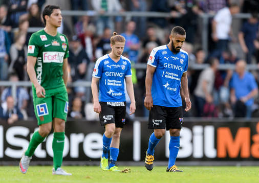 Halmstads Junes Barny deppar när de går in till halvlek