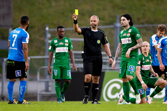 Hammarbys Alexssander Medeiros de Azeredo får gult kort av