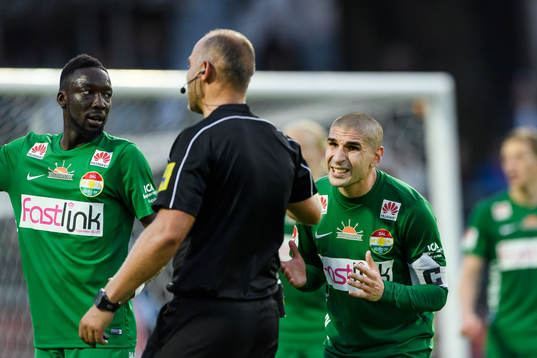 Dalkurds Rawez Lawan i samtal med domare Robert Daradic
