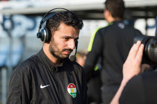 Dalkurds Huvudtränare Poya Asbaghi blir intervjuad före