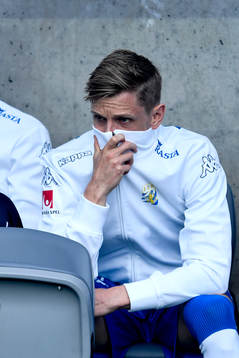 IFK Göteborgs Sören Rieks skyddar sig från röken