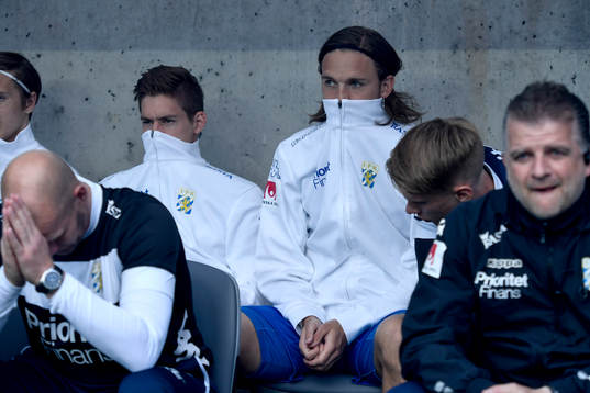 IFK Göteborgs Victor Sköld och Tom Pettersson skyddar sig