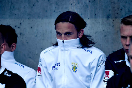IFK Göteborgs Tom Pettersson skyddar sig från röken